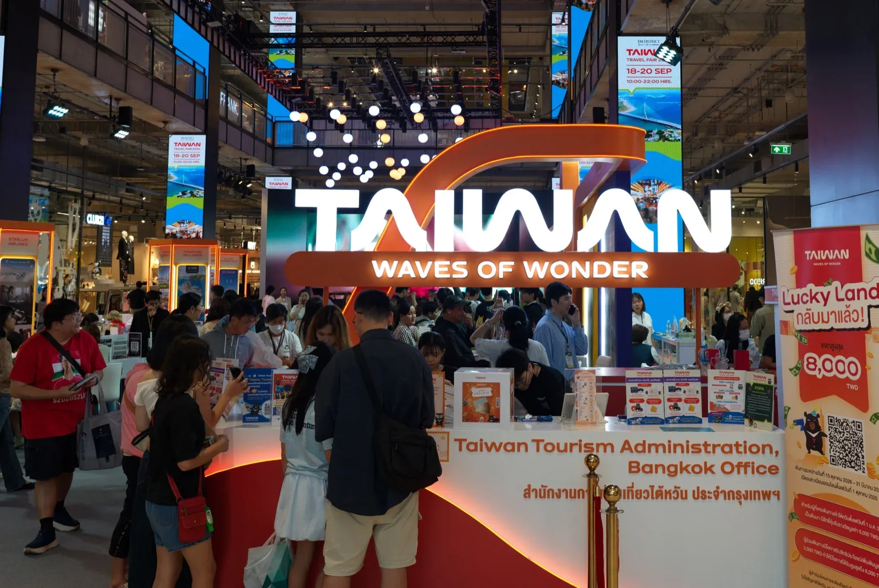 曼谷台湾旅展主展区,参观者在台湾观光署驻曼谷办事处柜台前咨询