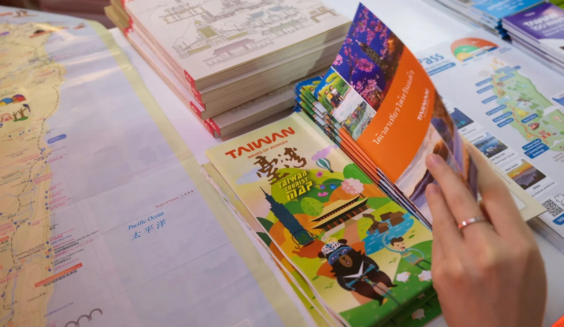 展台上的台湾旅游地图和泰文宣传册