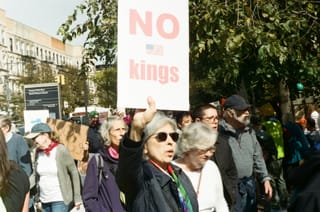 "No Kings"抗议浪潮：800万人上街，谁在指挥这场运动？
