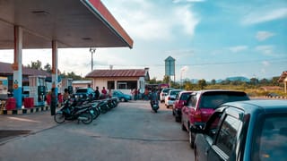 霍尔木兹海峡封锁冲击亚洲经济：泰国财政出血补贴油价，东南亚四国启动紧急需求压缩