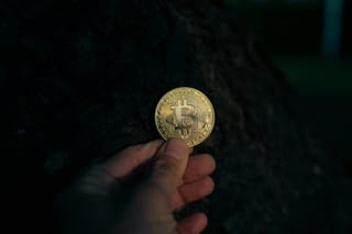 比特币在油价冲击中与黄金同步走强：机构配置如何改变BTC属性
