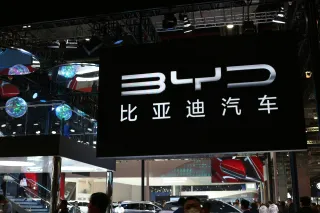比亚迪大火背后的 2025 财报：净利暴跌 19%、补贴依赖 38.2%，真实跌幅 32.5%