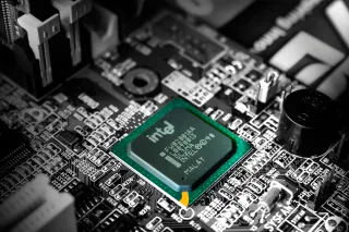 台积电Q1增35%创新高 Intel Terafab挑战代工垄断 台湾半导体地缘风险