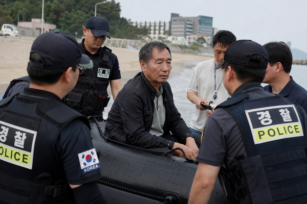 异议人士董光平乘橡皮艇抵达韩国